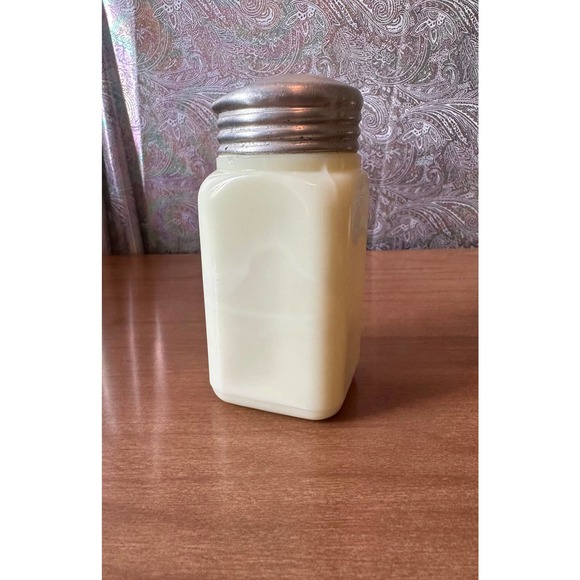 Vintage McKee custard/uranium glass shaker with metal lid - Picture 9 of 10